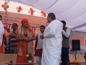 आदि शंकराचार्य के अनुयाई श्री श्री 1008 महंत अखिलेश्वरानंद जी के साथ बी .के. शैलजा 